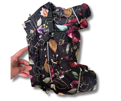 Wasserdichte Softschell-Wintermäntel "Dark Flower" für Weibchen mit Bauchschutz / Geschirr