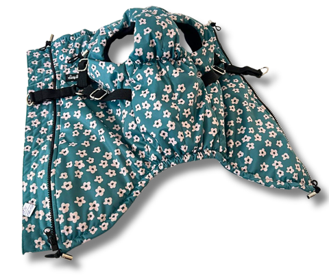 Wetterfeste Softshell-Hundeweste Blümchen als Einzelstück mit integriertem Geschirr und floralem Muster in Petrol