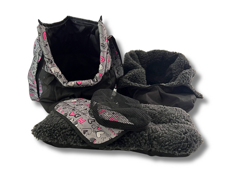 Für Hunde bis ca. 7kg / Wetterfeste Hundetasche "Pfotenliebe" mit abnehmbarem Fensternetz Gr. L