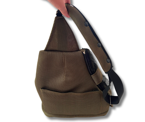 Sling-Tasche in Olivgrün mit Sicherheitskarabiner und stabiler Holzplatte