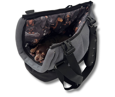 Graphic Style Hundetasche-Rucksack in Schwarz-Grau mit kleinem Hund im gemütlichen Innenbereich und liebevollem Hunde-Motivfutter