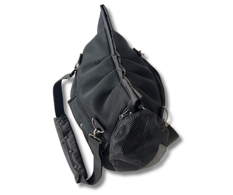 Hundetasche Obsidian Black mit zwei Gurten, schwarzem Netz und stabiler Form