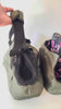 Im Produktvideo zeigen wir das komplette „Transformer in Olivgrün“ Premium-Set: die wetterfeste Hundetasche, die Open-Bag-Funktion, zwei separat tragbare Inlays mit zwei Wendekissen, das abnehmbare Bodenfach, die stabile Holzplatte, das flexible Fensternetz sowie Gurte und Sicherheitskarabiner.