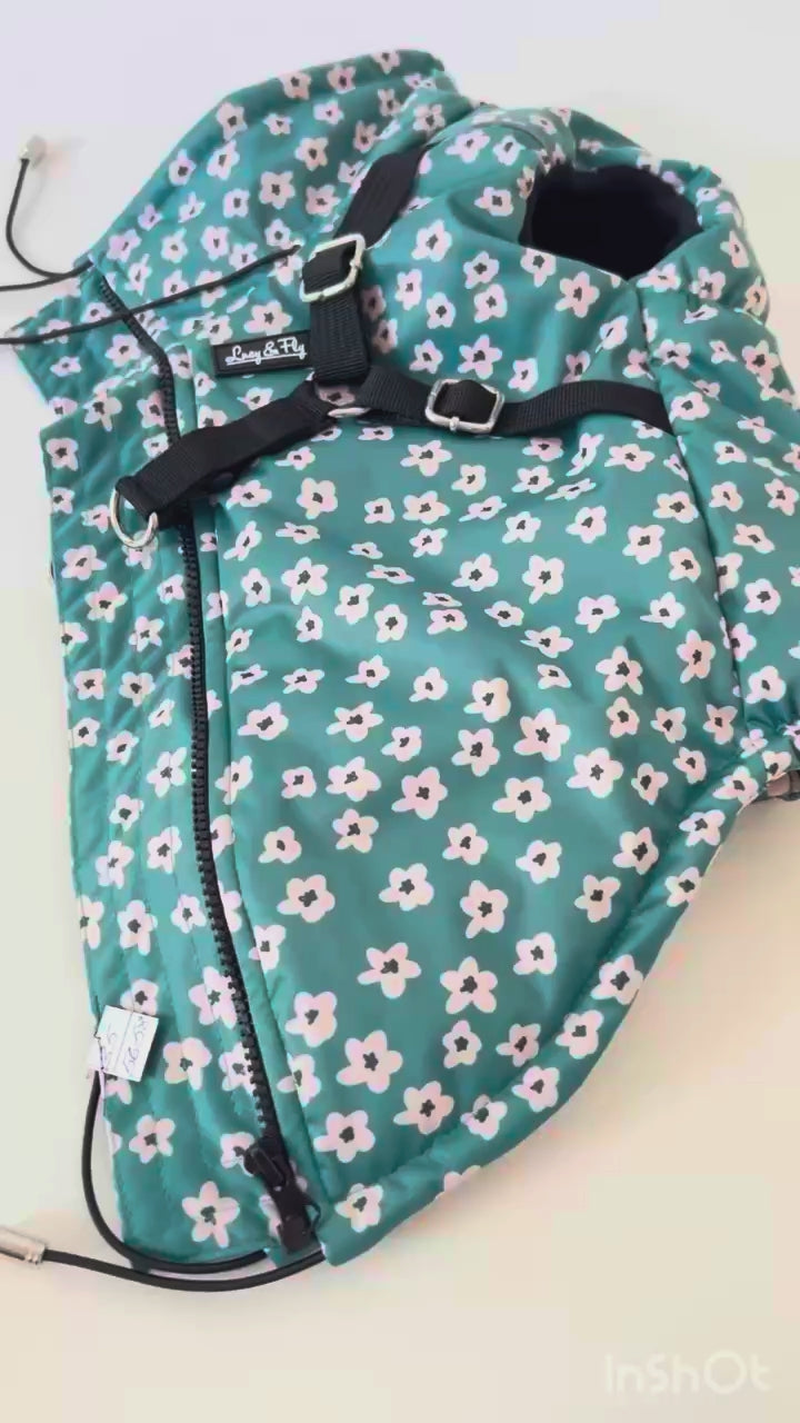 Im Produktvideo zeigen wir die Hundeweste „Blümchen“ von allen Seiten. Zu sehen sind das florale Softshell-Design, das integrierte und verstellbare Geschirr, der Schnitt sowie die funktionalen Details der Weste. Dieses Modell ist ein Einzelstück.