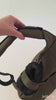 In diesem Video wird die Sling-Sommertasche in Olivgrün im Detail gezeigt. Zu sehen sind das herausnehmbare Inlay, das Wendekissen mit Fleece- und Mesh-Seite, das Fensternetz-System, der anpassbare Sicherheitskarabiner, die herausnehmbare Holzplatte sowie der verstellbare Gurt mit weichem Schulterpolster und Antirutschstoff. Ohne Inlay wirkt die Tasche besonders luftig und leicht, mit Inlay weich, warm und geschützt – ideal für kälteempfindliche Hunde und wechselhaftes Wetter.